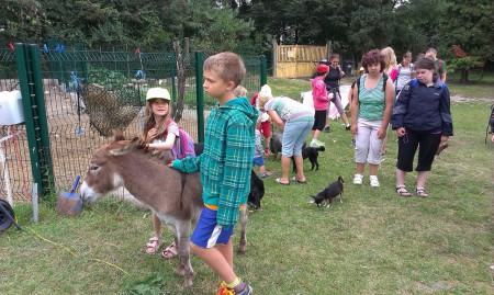 S dětmi z příměstského tábora přijeli i klienti z chráněné dílny z Loun