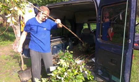 Vyndaváme stromky z auta...