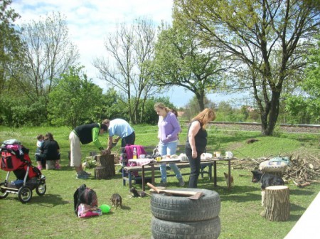 Úklid okolí teepee k přípravě na pobyty také patří :)